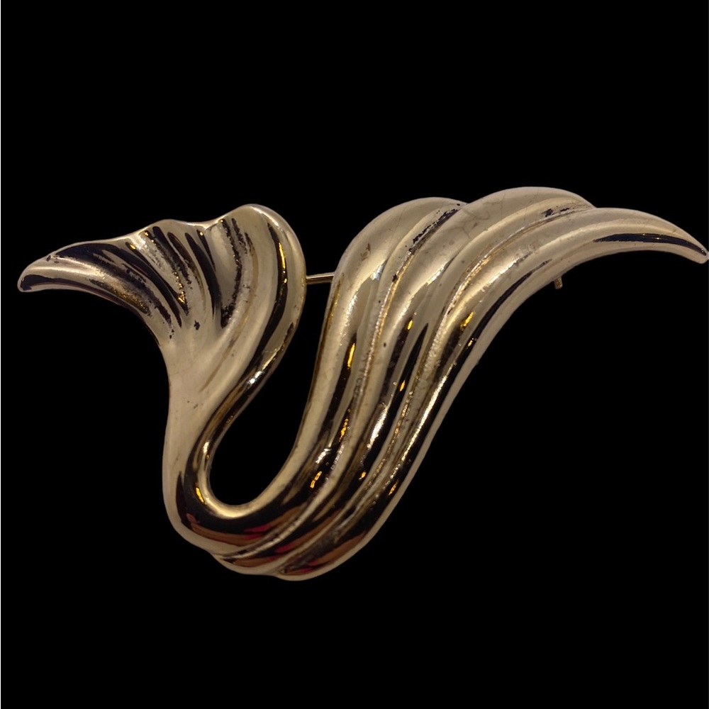 M. Jent Signed Vintage Swirl Brooch Pin Shiny Gold Tone - Picture 2 of 8